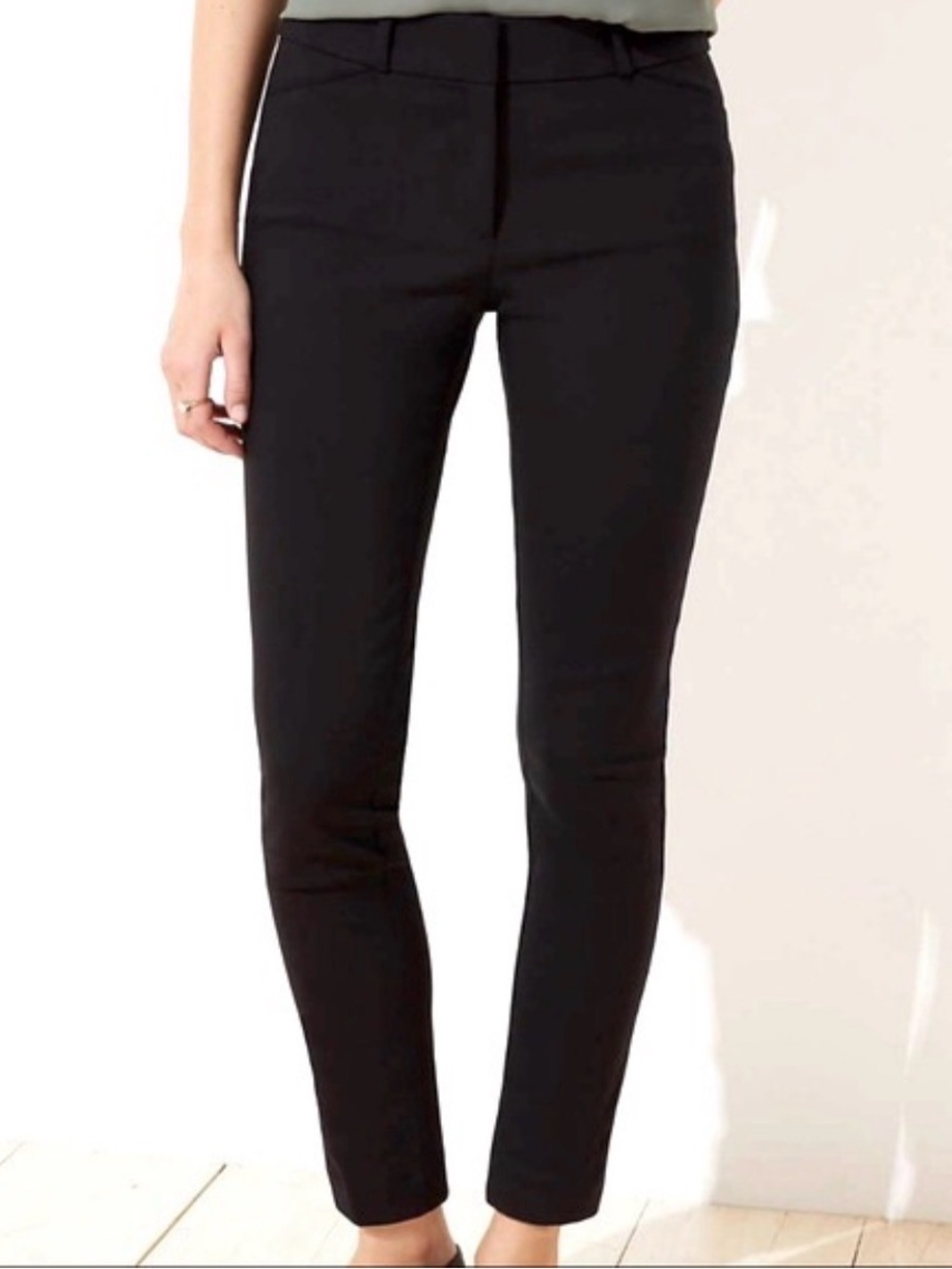 🖤Loft black curvy skinny ankle length pants in Julie fit. Size 6.